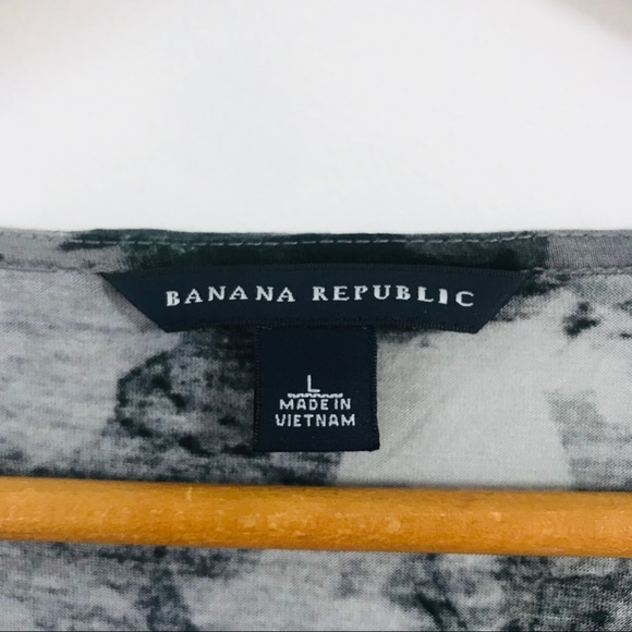 Banana Republic black floral sleeveless blouse - Picture 5 of 5